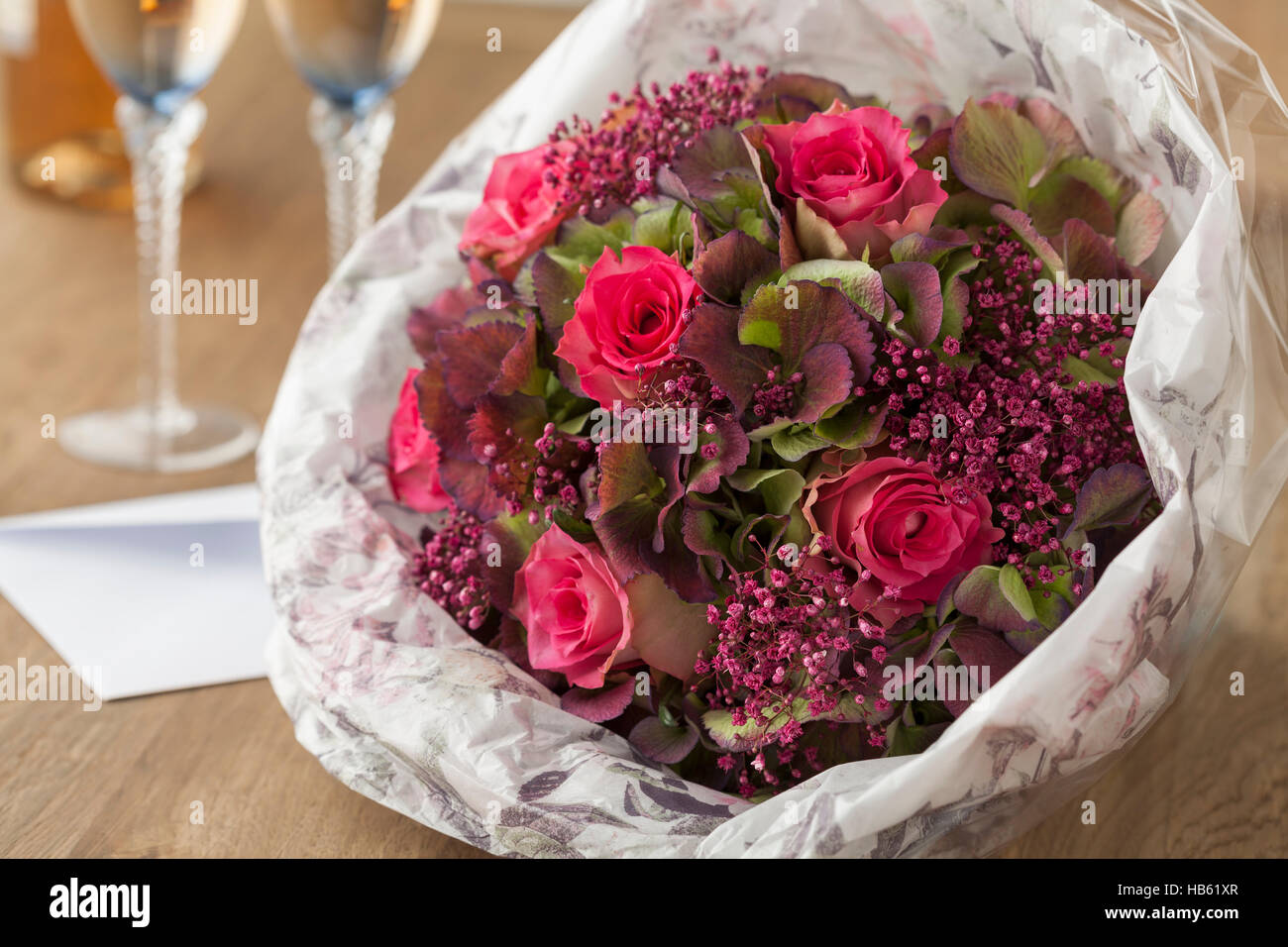 Bouquet festivo con il Rosa Rose come un dono Foto Stock