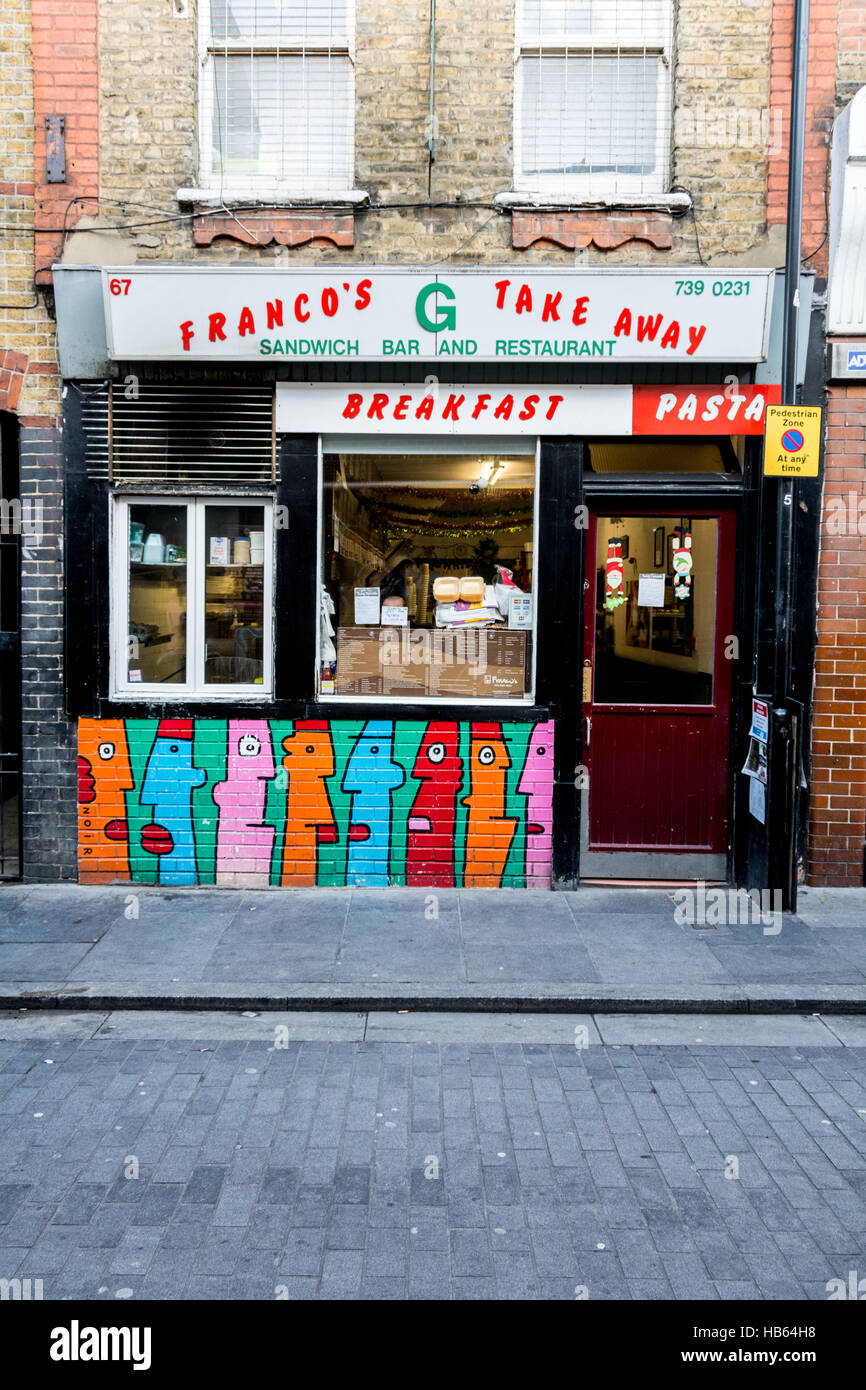 Thierry Noir graffiti al di fuori di un sandwich bar e cafe a Hoxton in East End di Londra Foto Stock