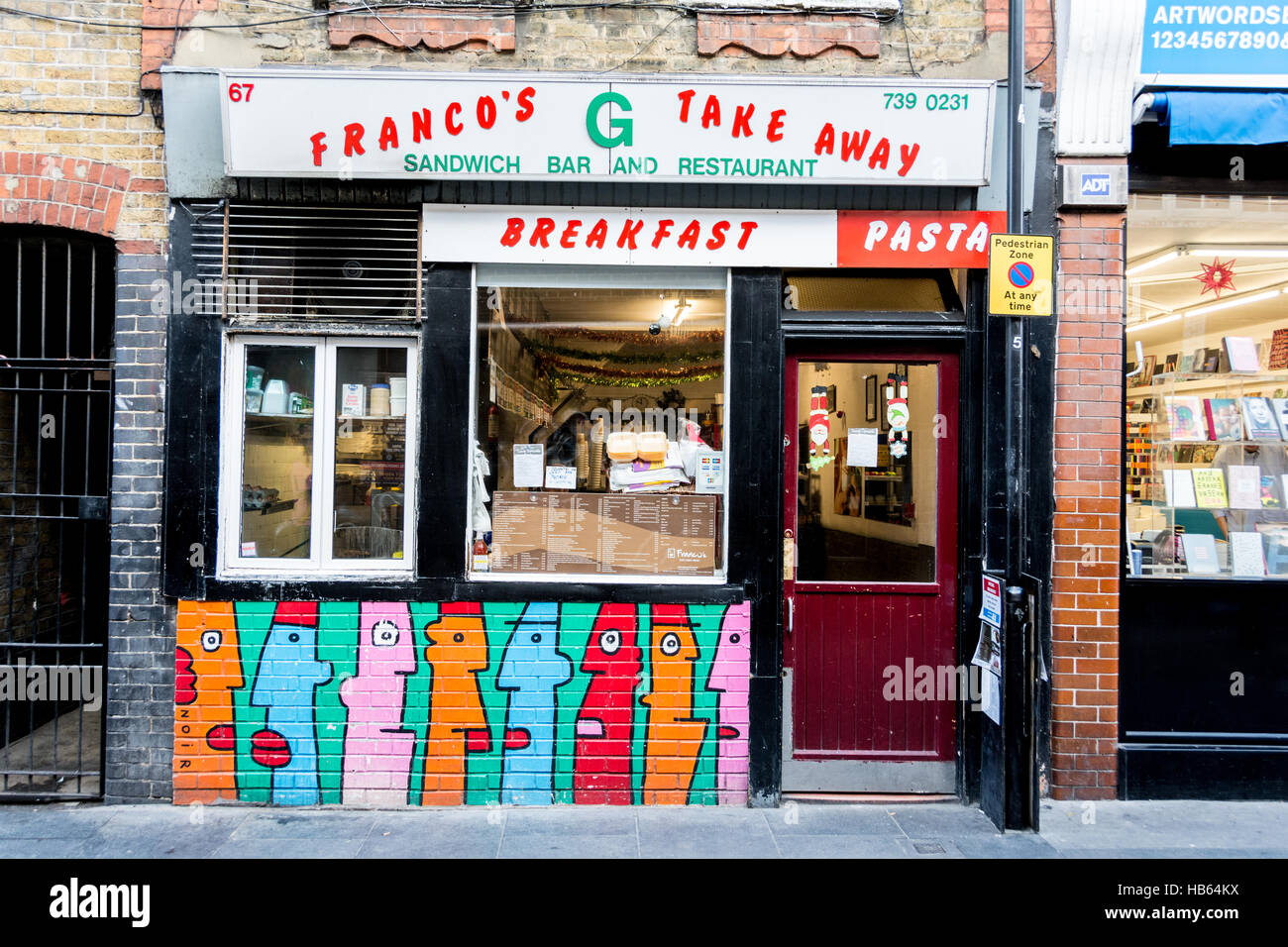 Thierry Noir graffiti al di fuori di Franco bar sandwich e cafe a Hoxton in East End di Londra Foto Stock