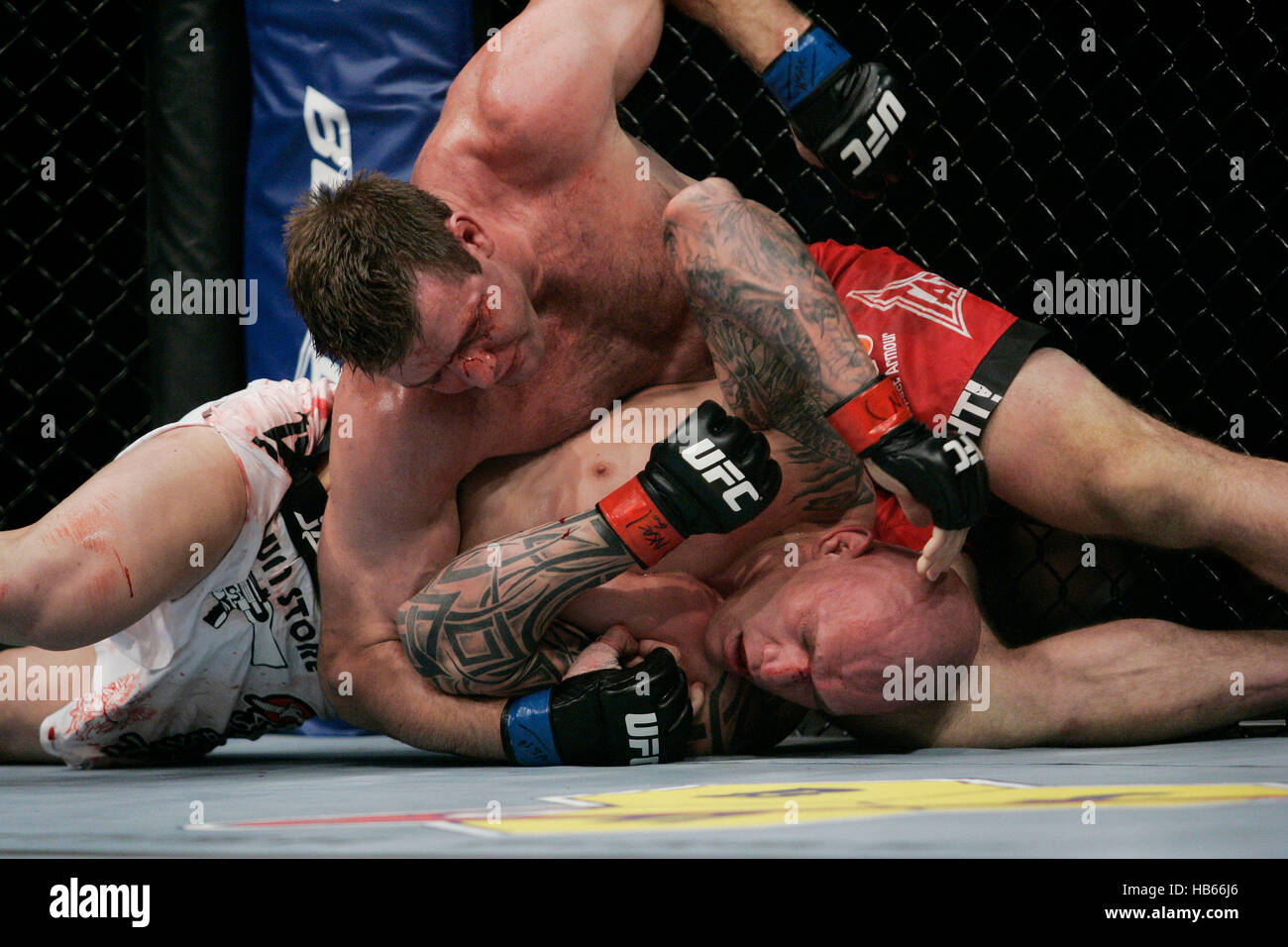 UFC fighter Stephan Bonnar, top combatte Krzysztof Soszynski all UFC 116 presso il Grand Garden Arena il 3 luglio, 2010, a Las Vegas, Nevada. Foto di Francesco Specker Foto Stock