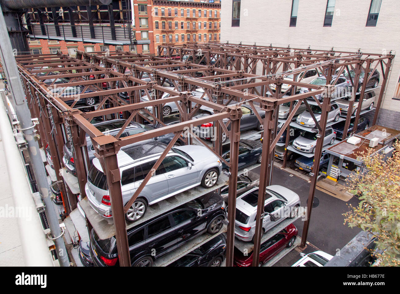 Veicolo automatizzato del sistema di memorizzazione parcheggio. Visto dalla linea alta, Chelsea New York City, Stati Uniti d'America. Foto Stock