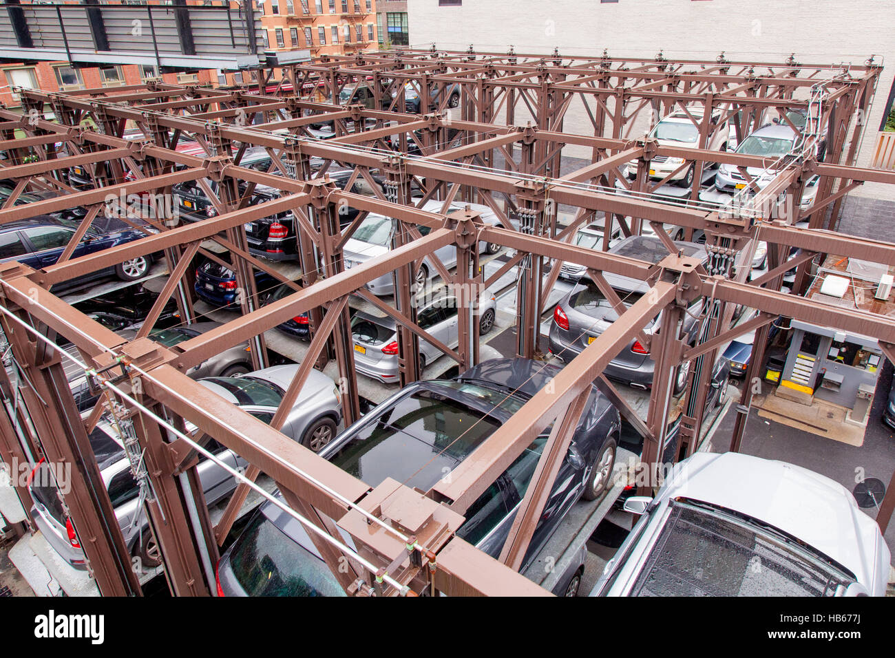 Veicolo automatizzato del sistema di memorizzazione parcheggio. Visto dalla linea alta, Chelsea New York City, Stati Uniti d'America. Foto Stock