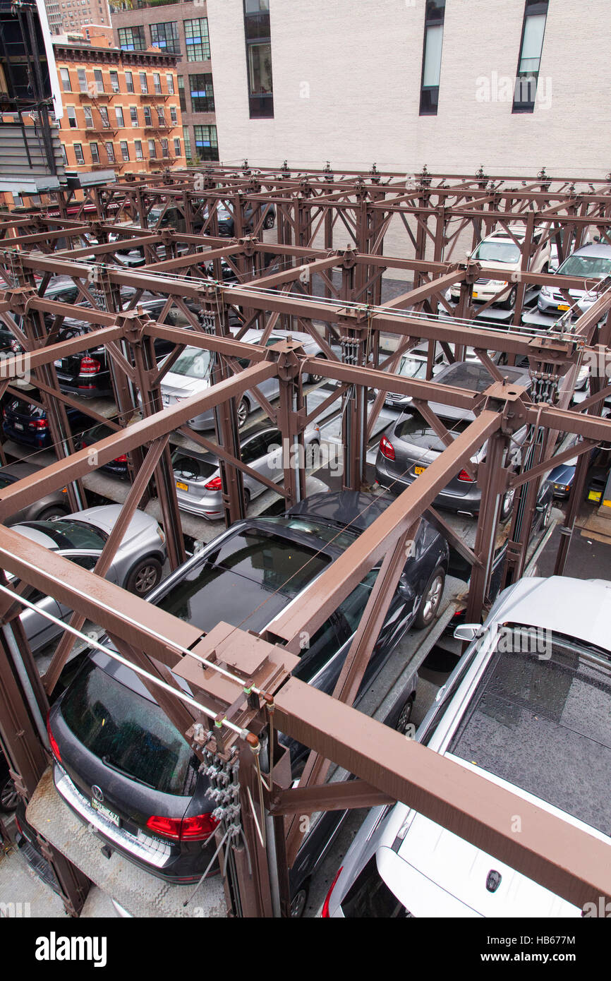 Veicolo automatizzato del sistema di memorizzazione parcheggio. Visto dalla linea alta, Chelsea New York City, Stati Uniti d'America. Foto Stock