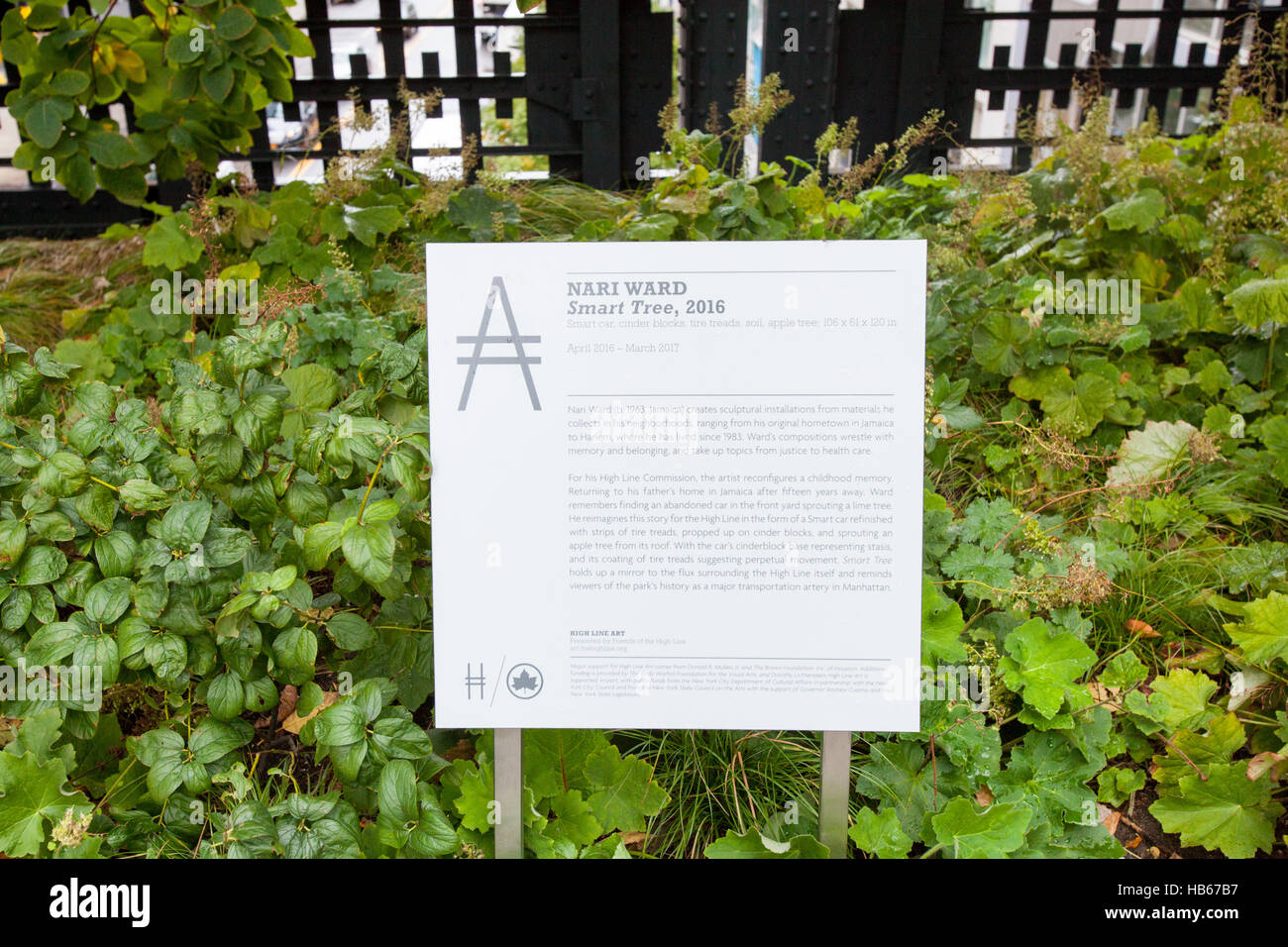Segno per Smart Tree arte scultura o installazione di Nari Ward, sulla linea alta Park in Chelsea,New York City, America. Foto Stock