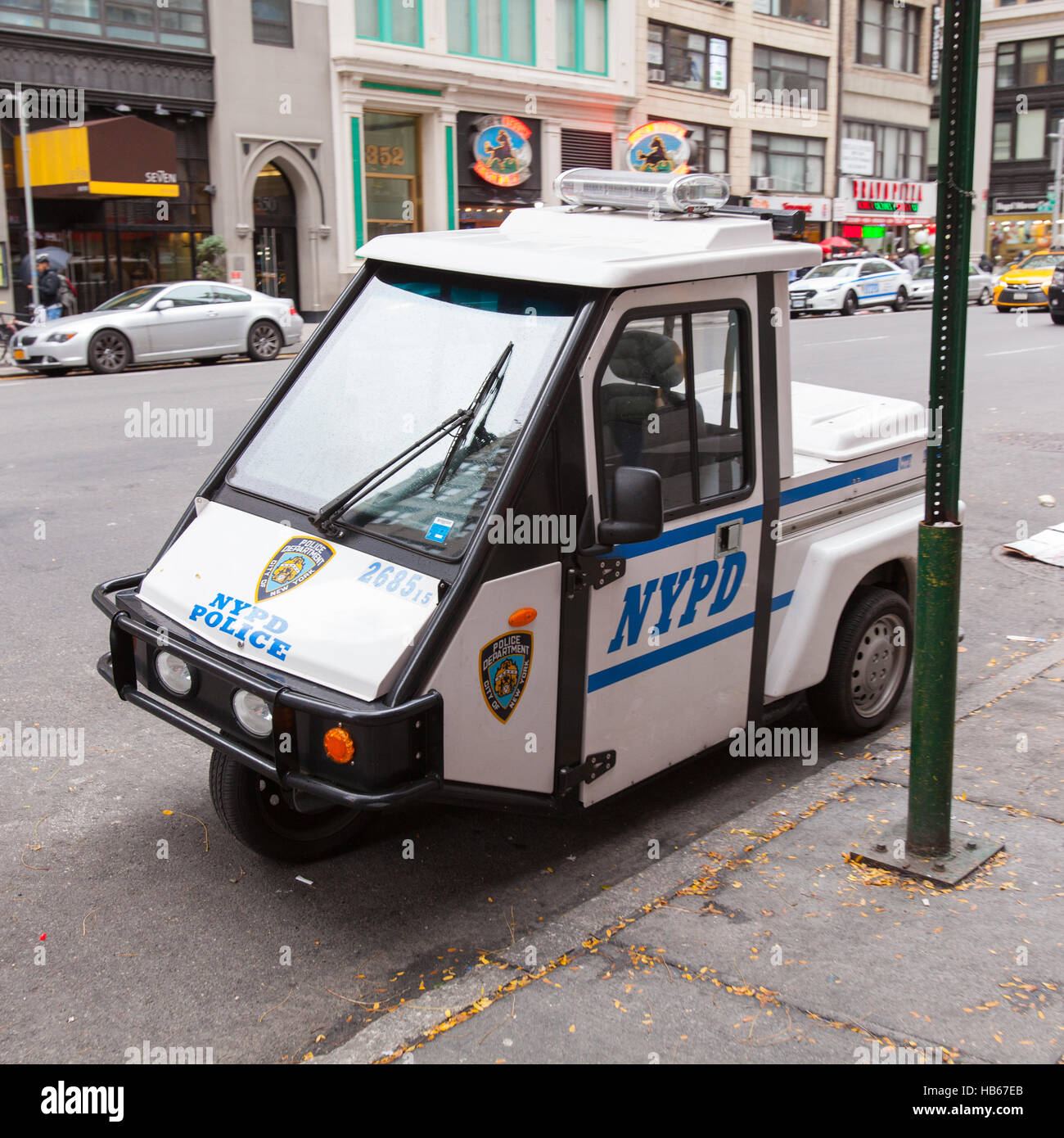 Il New York Police Department metro-cameriera veicolo a tre ruote trike, Settima Avenue, New York City, Stati Uniti d'America. Foto Stock