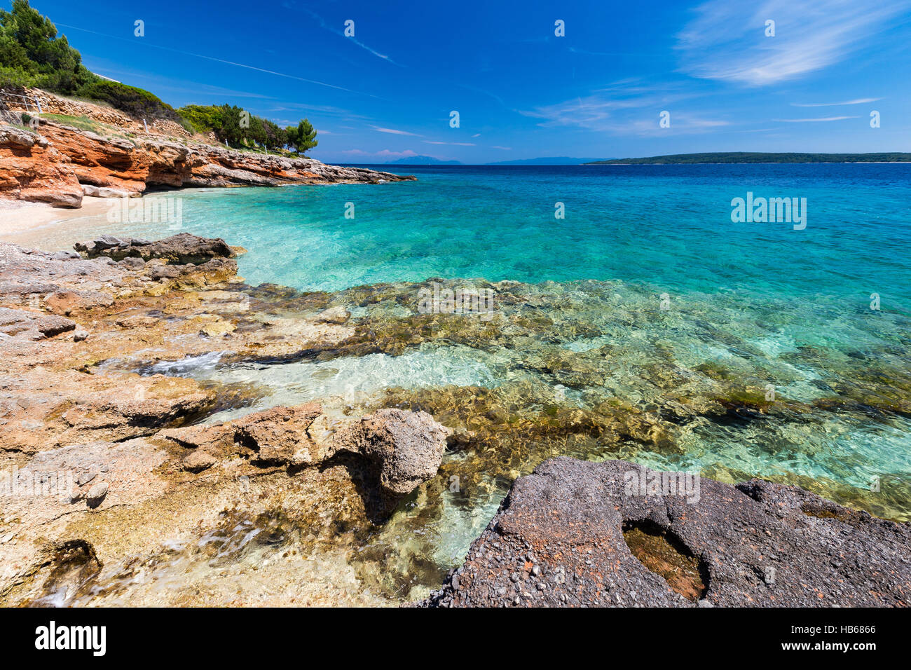 Costa rocciosa, acqua di mare trasparente. Isola di Hvar, Croazia. Europa. Foto Stock