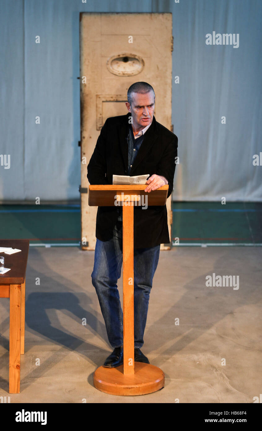 Attore Rupert Everett legge Oscar Wilde è la Ballata del carcere di lettura durante una performance al carcere di lettura in Berkshire. Foto Stock