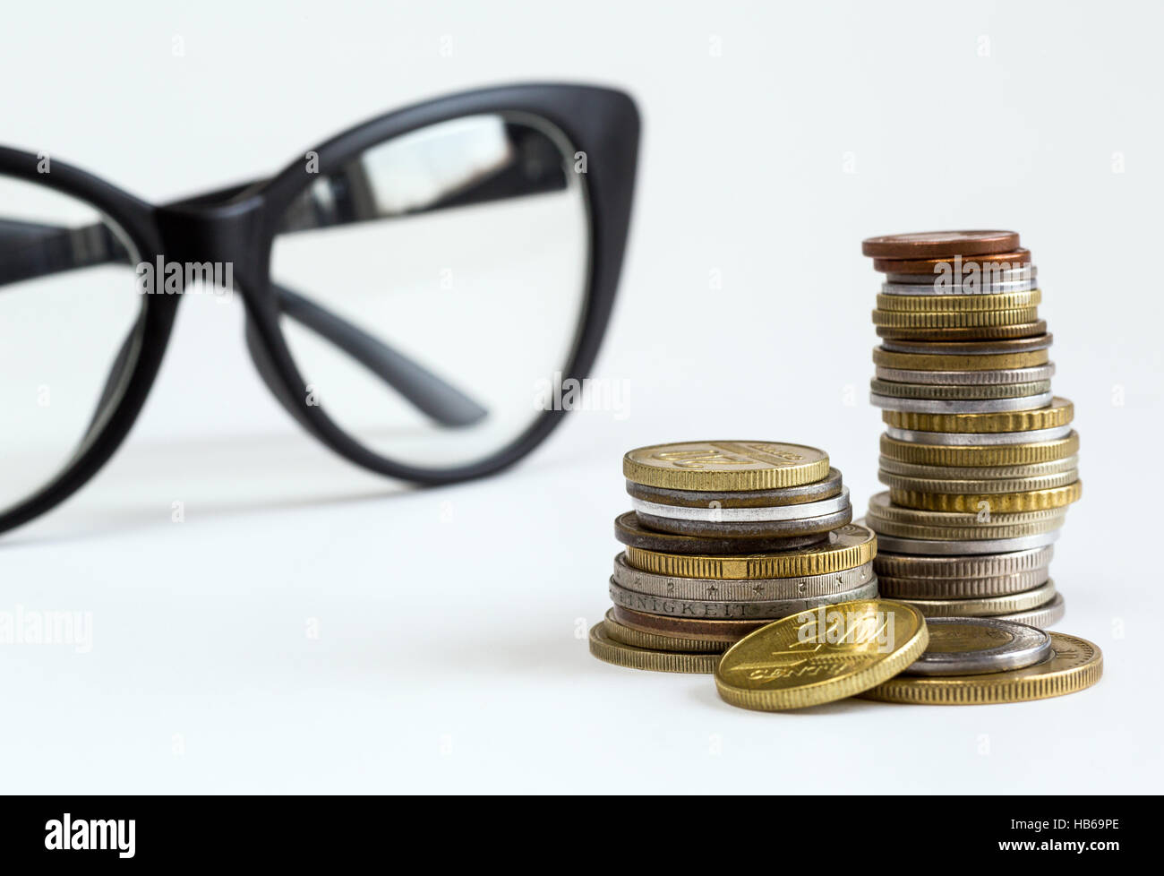 Monete e occhiali da vista business Foto Stock