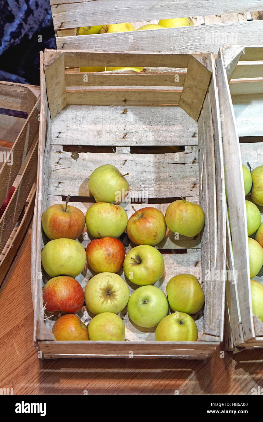 Mele in cassa Foto Stock