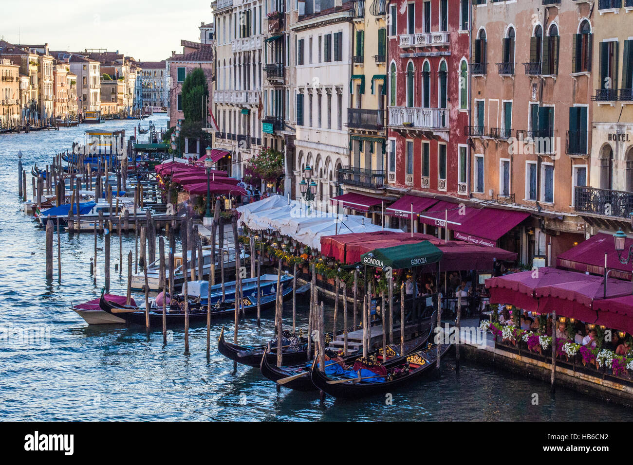 Vista dal ponte di Rialto lungo il Canal Grande di Venezia, regione Veneto, Italia. Foto Stock