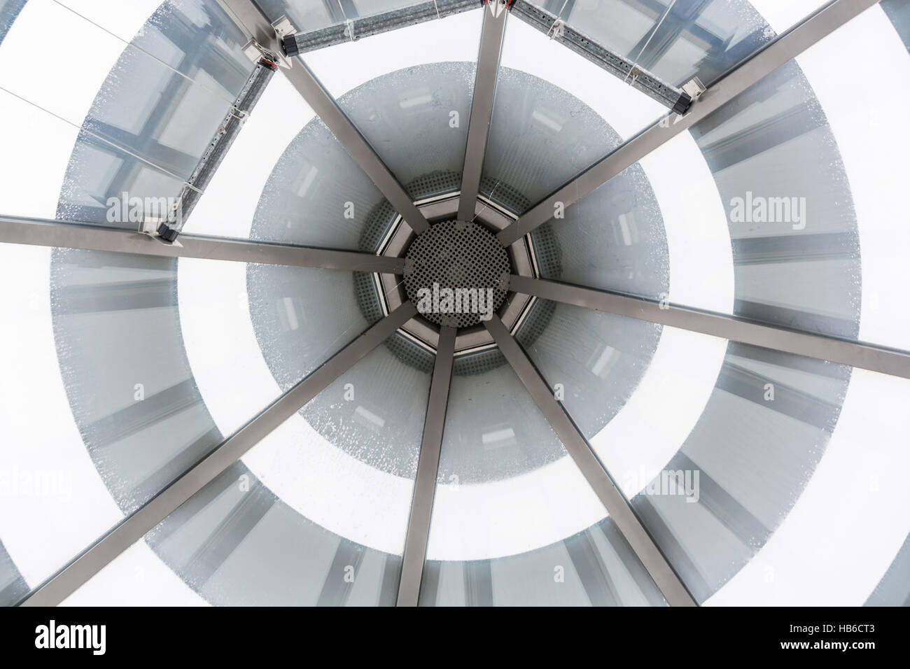 Cupola di vetro e tetto di vetro di una sala d'ingresso. Foto Stock