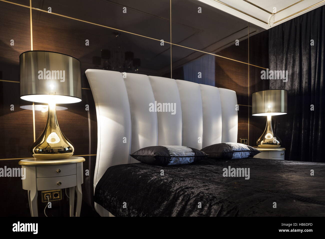 Interno Camera Da Letto Letto In Colori Scuri Foto