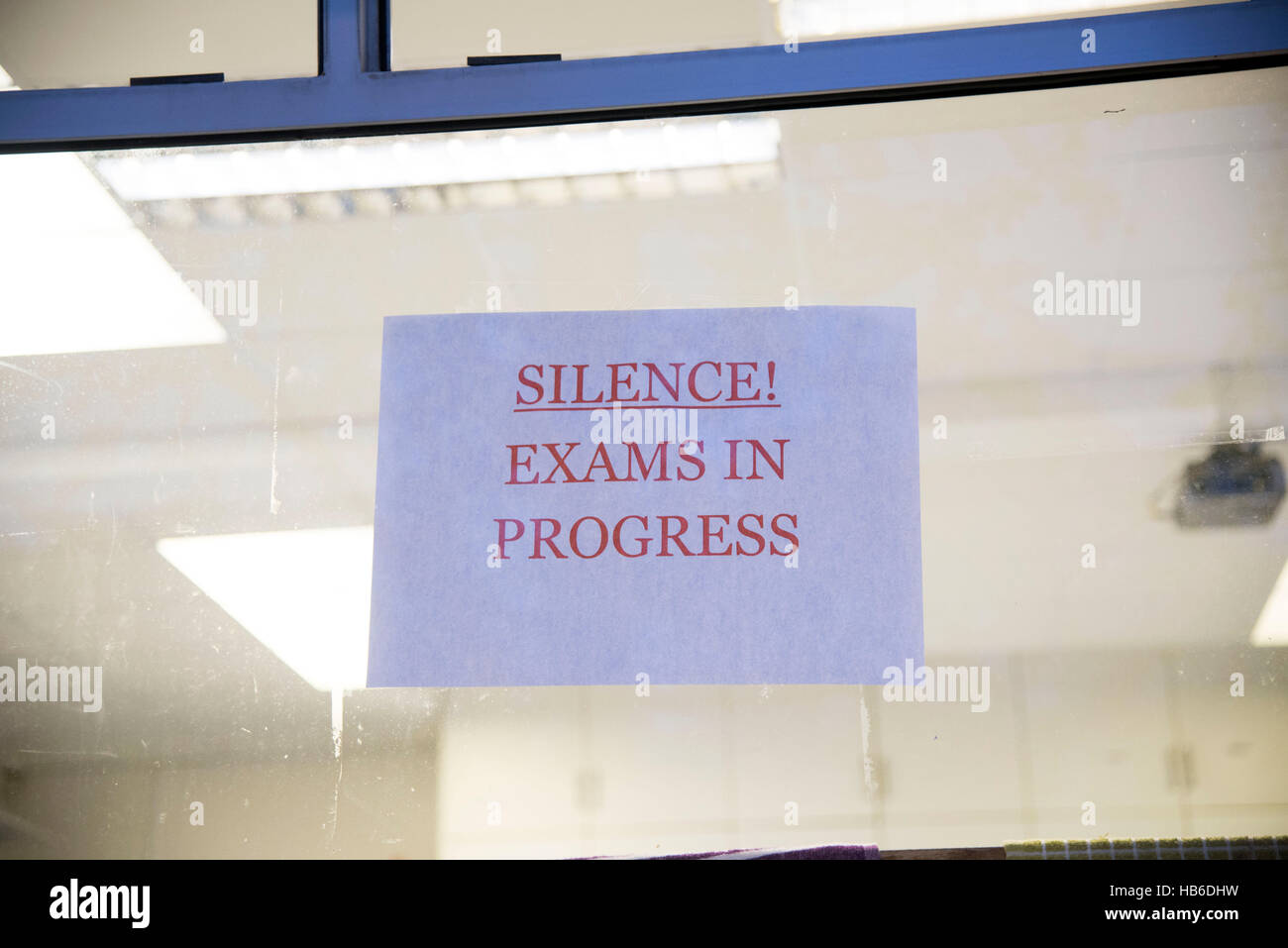 Gli esami in corso silenzio segno classe finestra Foto Stock