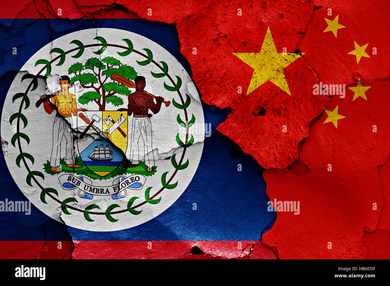 Bandiere di Belize e Cina dipinta sulla parete incrinato Foto Stock