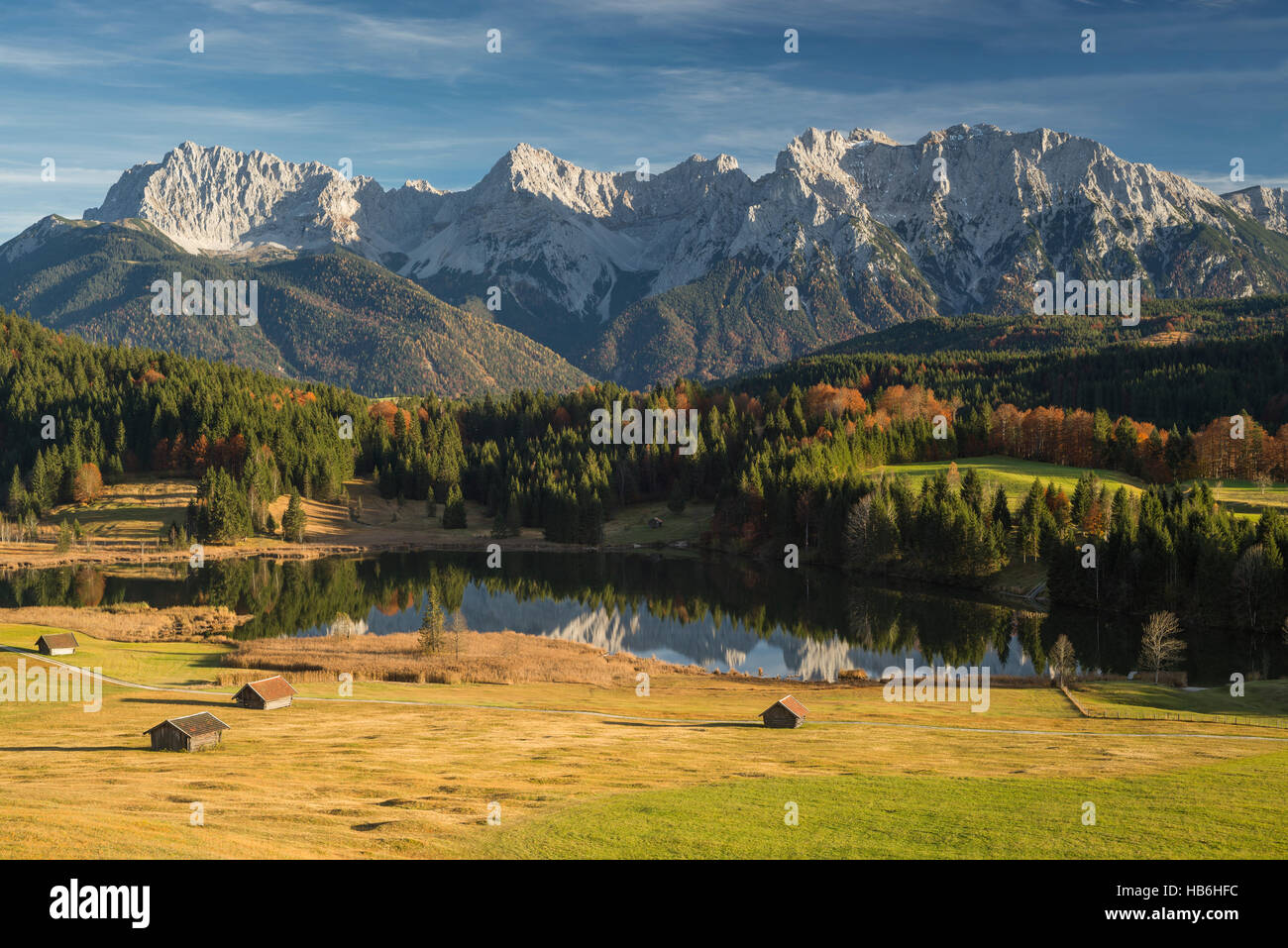 Gerold sul lago e sulle montagne del Karwendel circondato da prati colorati e luminoso bosco autunnale, Baviera, Germania Foto Stock