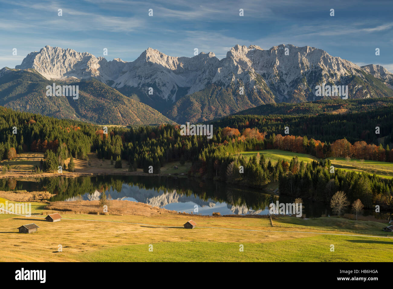 Gerold sul lago e sulle montagne del Karwendel circondato da prati colorati e luminoso bosco autunnale, Baviera, Germania Foto Stock