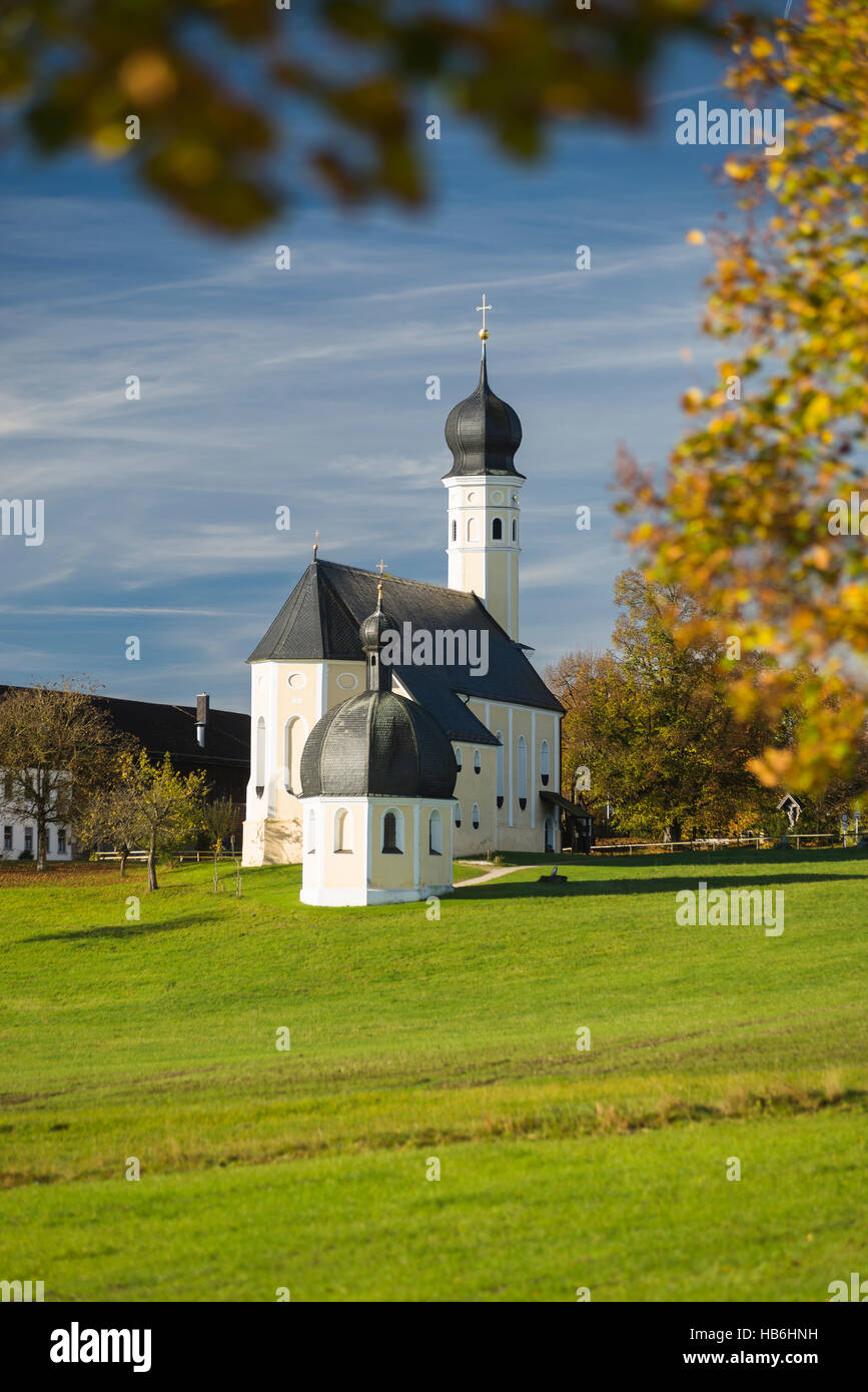 Facciata e i campanili del barocco Wilparting la chiesa del pellegrinaggio e la cappella al sole del mattino in autunno, Baviera, Germania Foto Stock