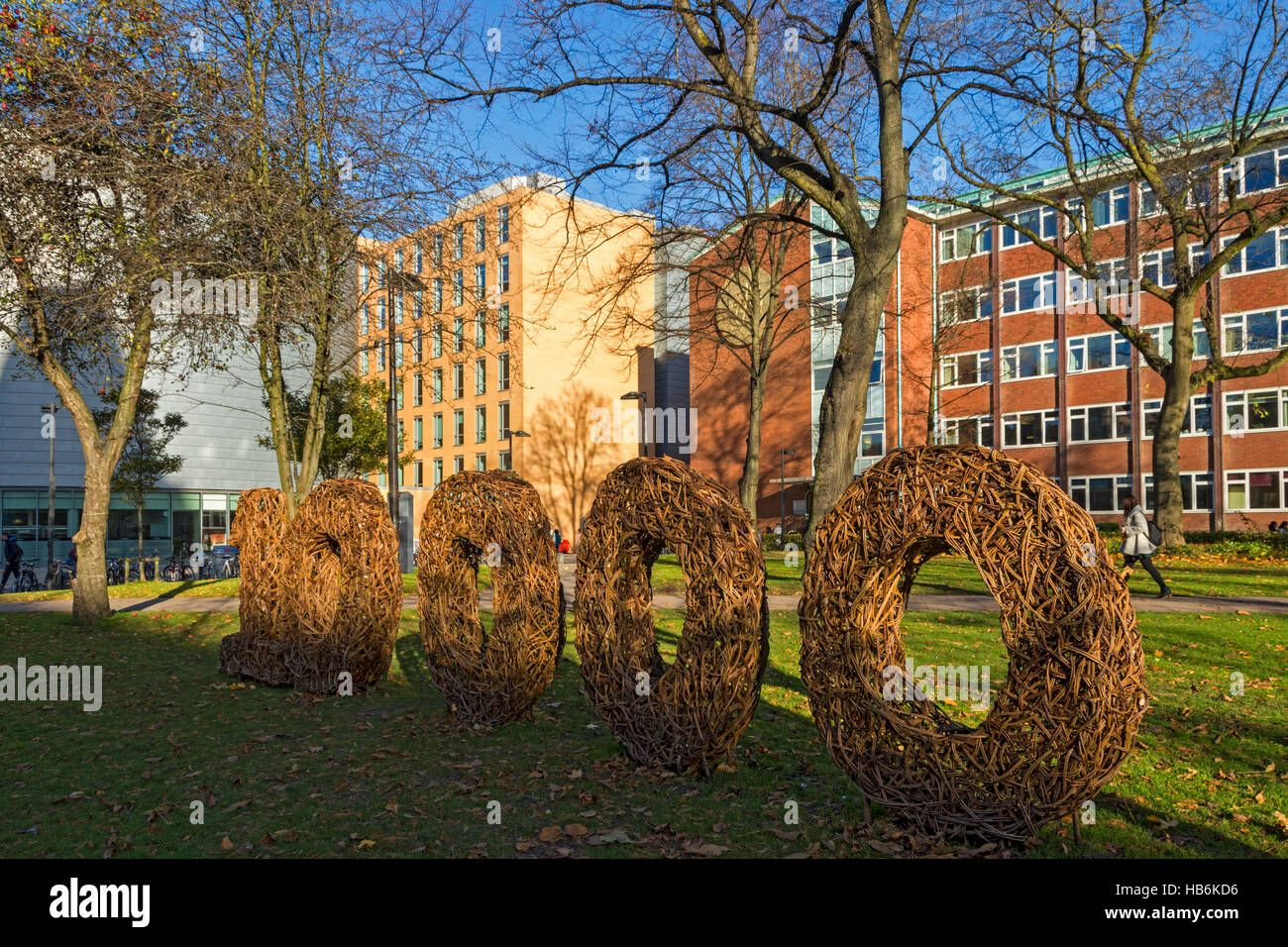 "10.000 azioni " segno (una conservazione di energia programma) nel lavoro di vimini, Manchester University Oxford Road, Manchester, UK. Foto Stock