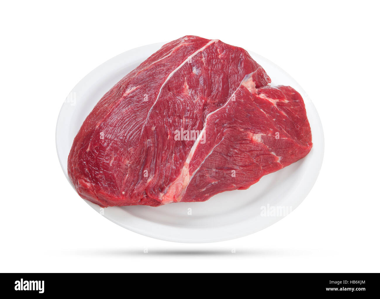 Pezzo di carne di manzo crudo isolati su sfondo bianco Foto Stock