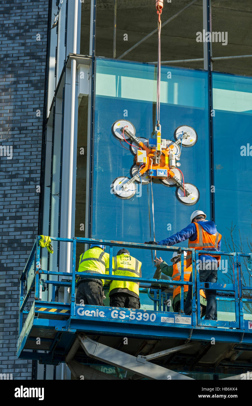 Il 'luminoso' edificio in costruzione 2016. Manchester Science Park, Pencroft modo, Manchester, UK. Montaggio del pannello di vetro. Foto Stock