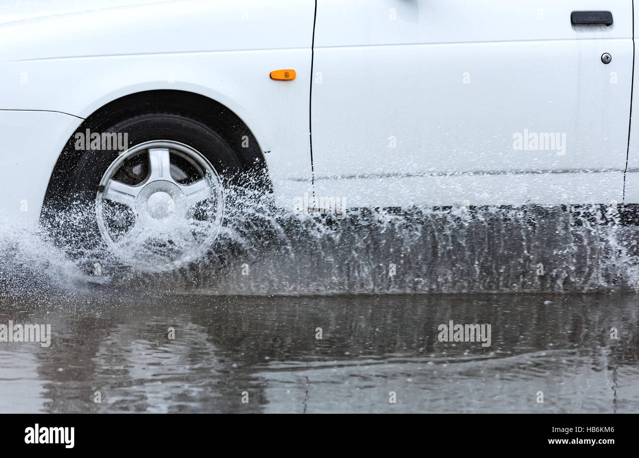 Auto pozza di pioggia spruzzi d'acqua Foto Stock