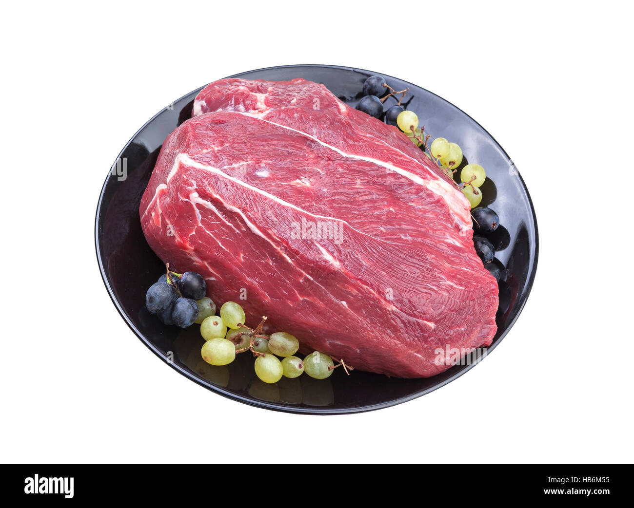 Pezzo fresco di carne di manzo crudo isolati su sfondo bianco. Foto Stock