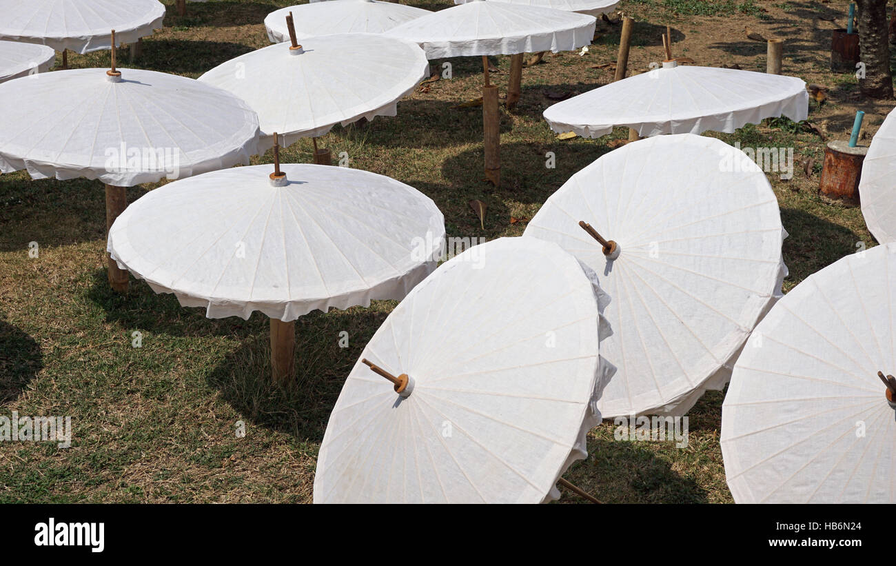 Fabbricazione in cui per carta ombrelloni in Asia Foto Stock