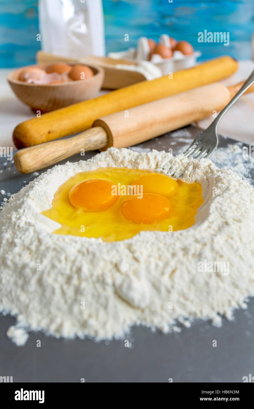 La farina e le uova per la pasta fatta in casa. Foto Stock