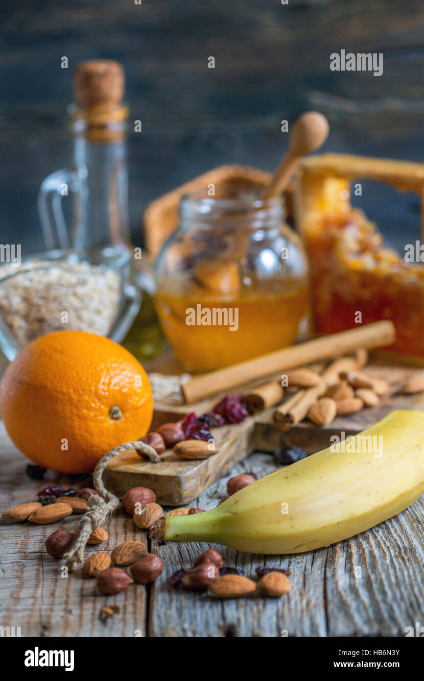 Prodotti per la realizzazione di granola. Stile rustico. Foto Stock