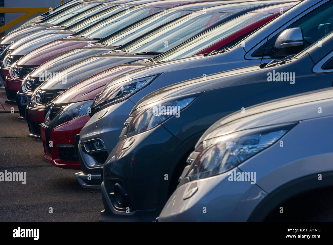 Linea di auto usate per la vendita su piazzale Showroom Foto Stock