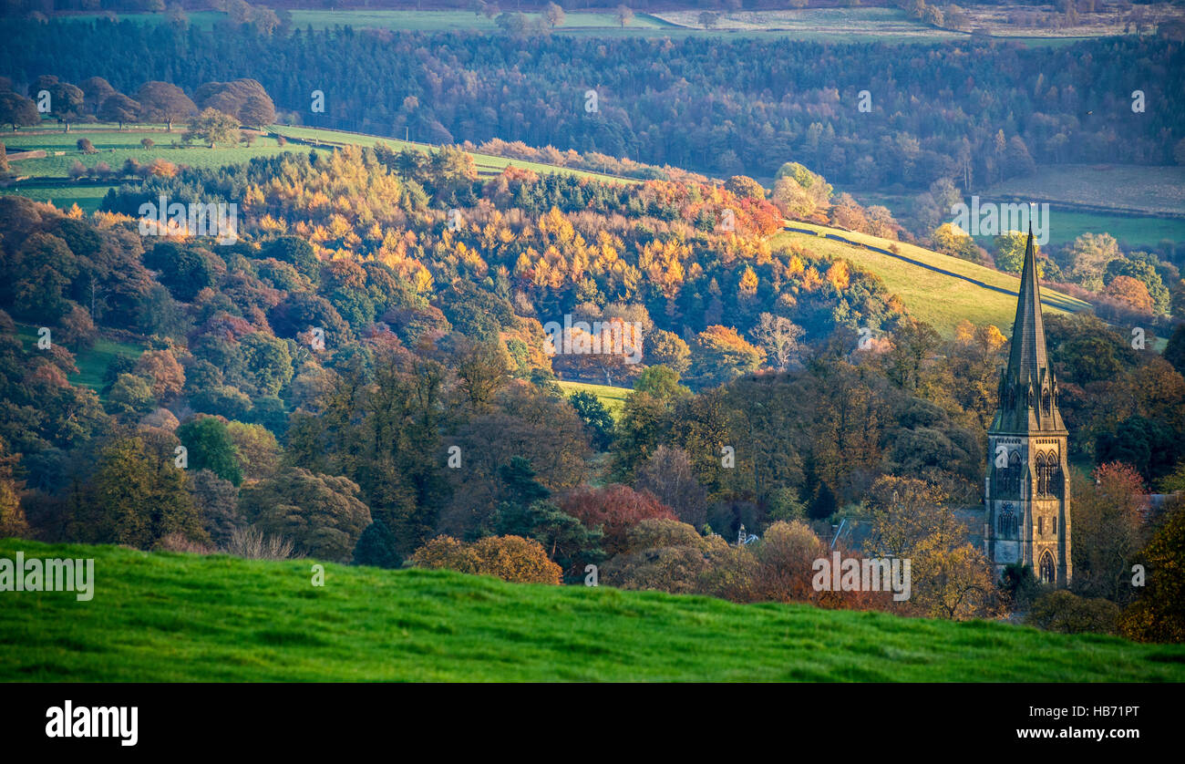 Vista verso la Chiesa di Edensor, Chatsworth, Derbyshire Foto Stock