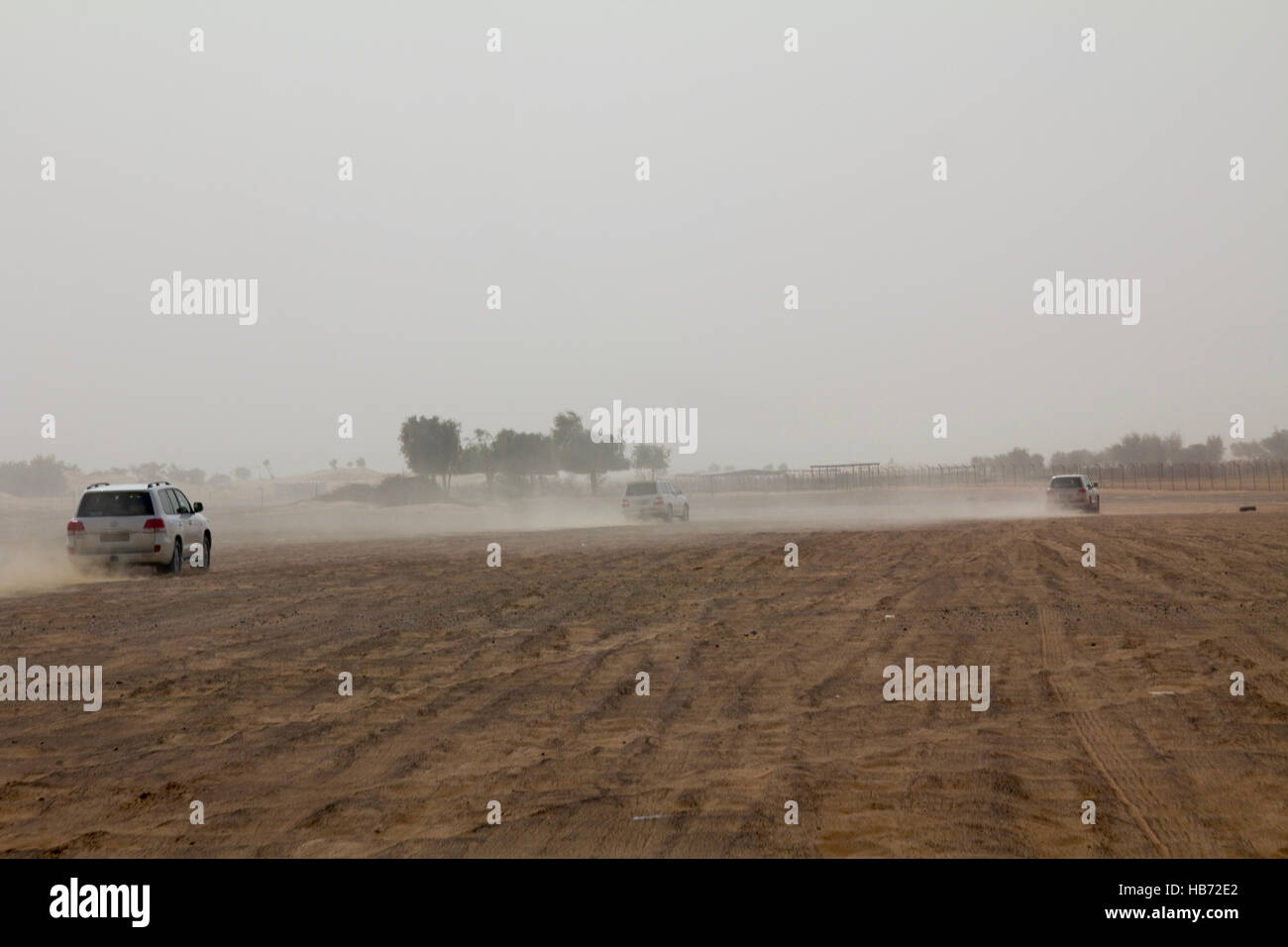 Cars driving per il safari camp dopo la traversata delle dune in Dubai EMIRATI ARABI UNITI Foto Stock
