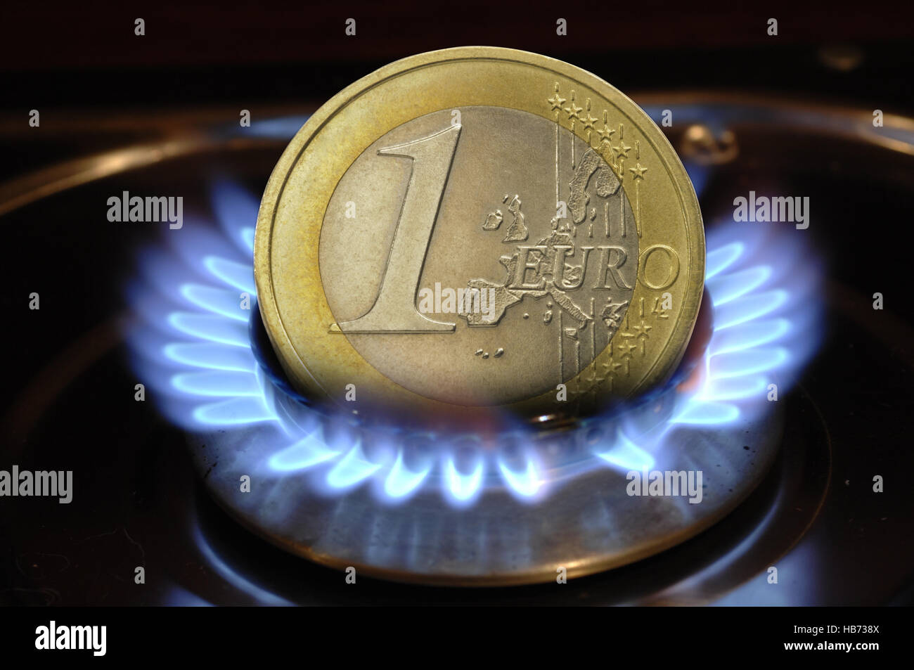Euro moneta brucia nella fiamma del gas Foto Stock