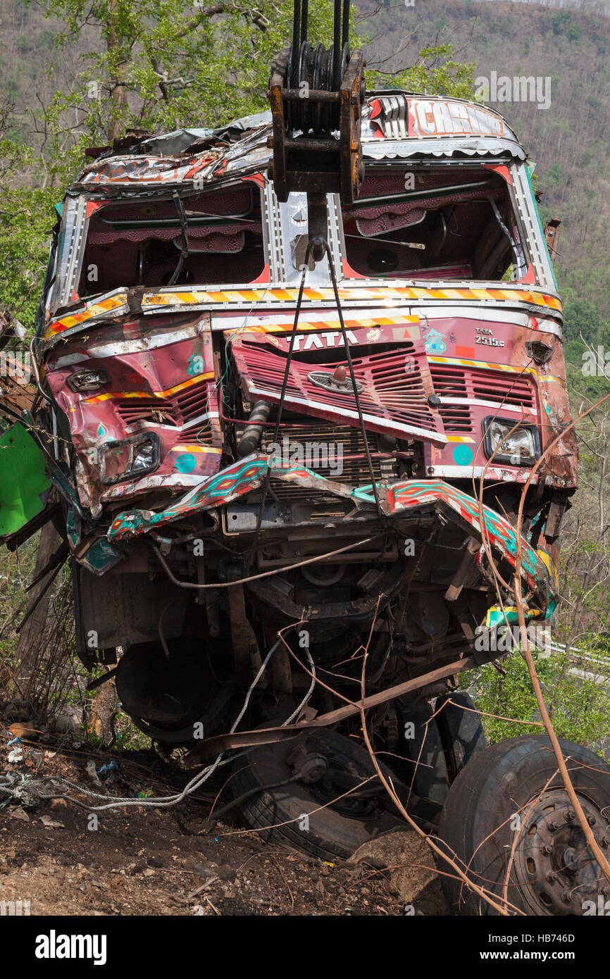 Distrutto camion indiano essendo recuperato dopo la caduta di una collina. Il Madhya Pradesh, India Foto Stock