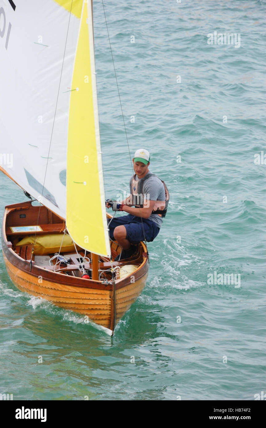 Giovane uomo in una vista mare (One-Design SVOD) classe dinghy barca sul Solent a Seaview sull'Isola di Wight Foto Stock
