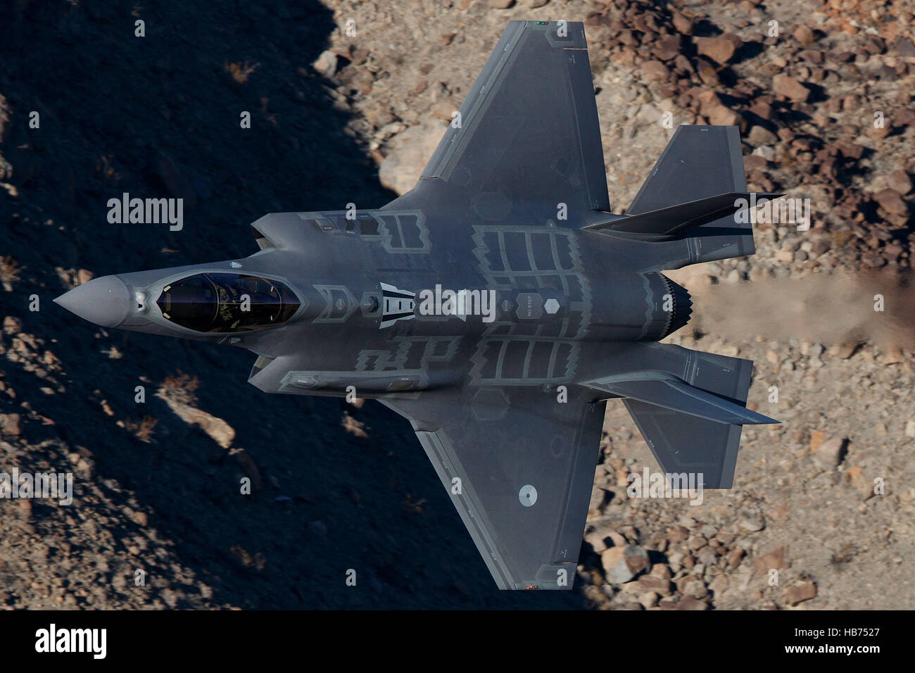 Lockheed Martin F-35un illuminazione II da 323 Squadrone olandese Royal Air Force, vola basso livello attraverso la transizione Jedi, Star Wars Canyon, il Parco Nazionale della Valle della Morte, California, Stati Uniti d'America Foto Stock