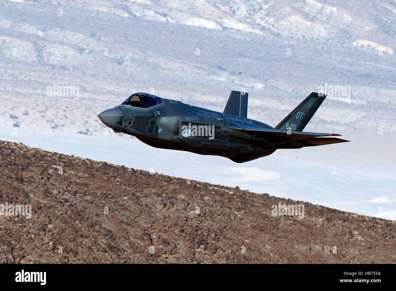 Lockheed Martin F-35un illuminazione II da 323 Squadrone olandese Royal Air Force, vola basso livello attraverso la transizione Jedi, Star Wars Canyon, il Parco Nazionale della Valle della Morte, California, Stati Uniti d'America Foto Stock