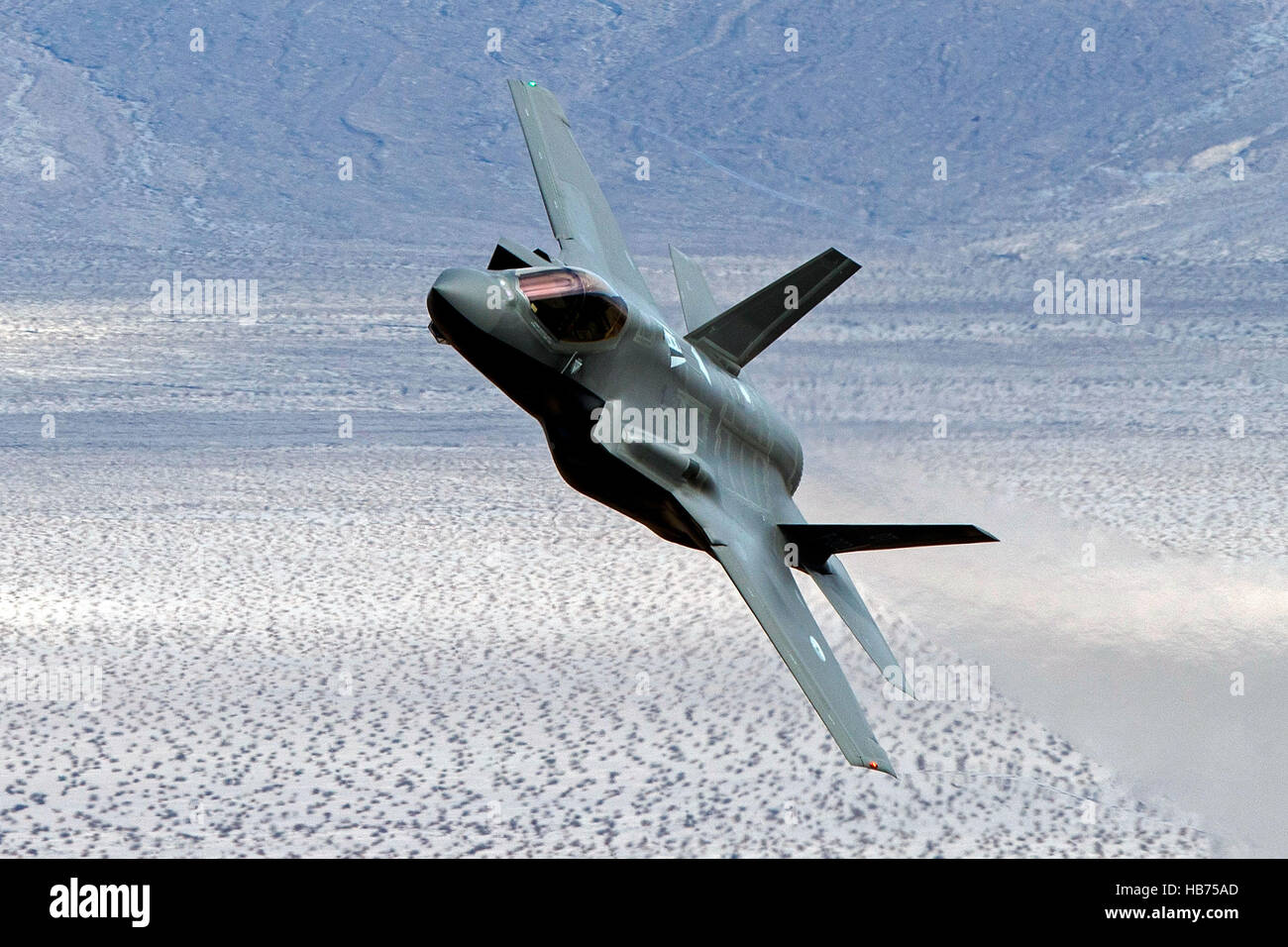 Lockheed Martin F-35un illuminazione II da 323 Squadrone olandese Royal Air Force, vola basso livello attraverso la transizione Jedi, Star Wars Canyon, il Parco Nazionale della Valle della Morte, California, Stati Uniti d'America Foto Stock