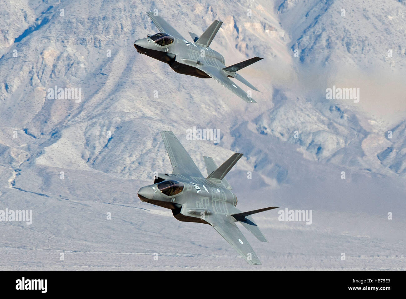 Lockheed Martin F-35un illuminazione II da 323 Squadrone olandese Royal Air Force, vola basso livello attraverso la transizione Jedi, Star Wars Canyon, il Parco Nazionale della Valle della Morte, California, Stati Uniti d'America Foto Stock