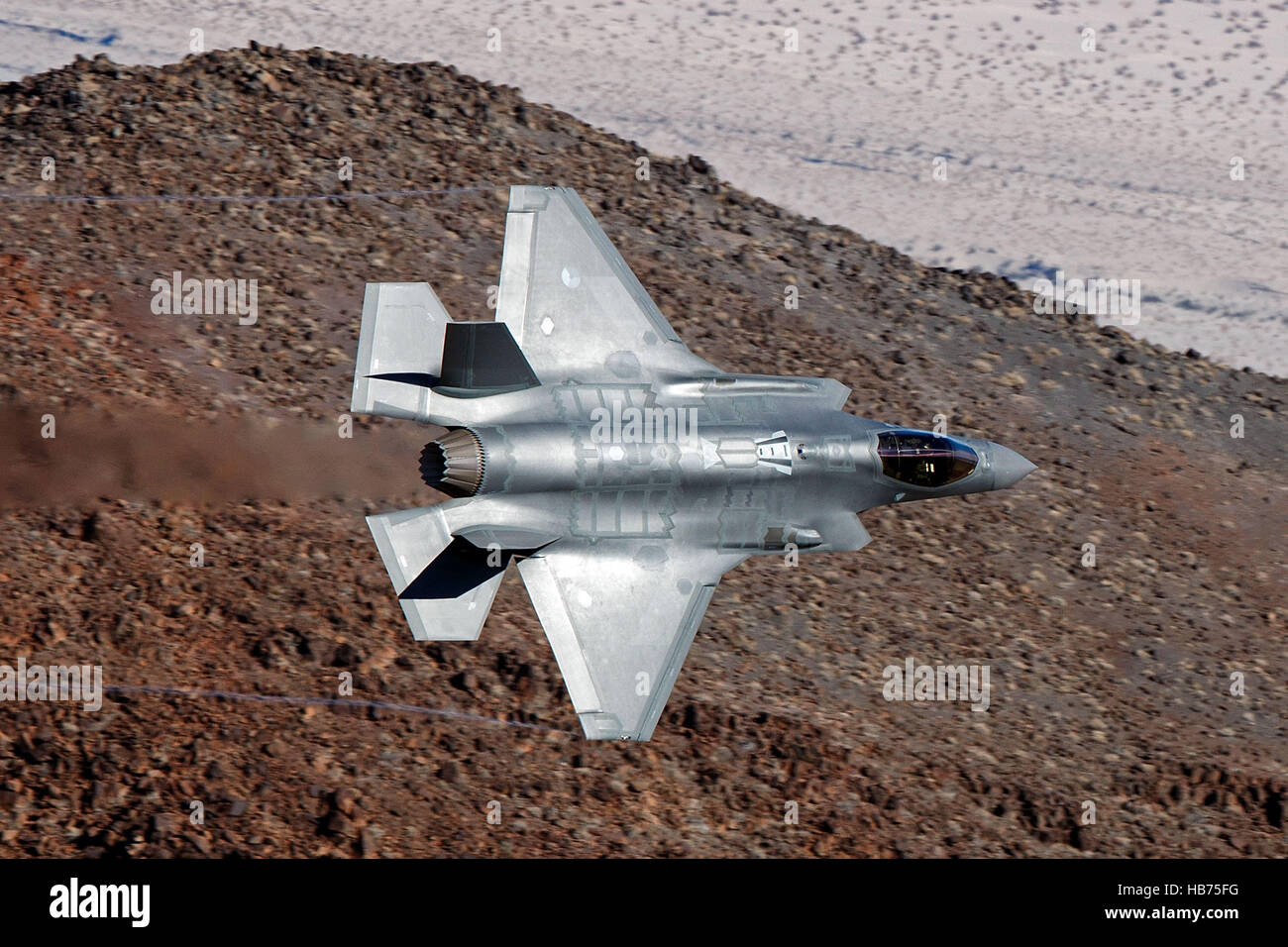 Lockheed Martin F-35un illuminazione II da 323 Squadrone olandese Royal Air Force, vola basso livello attraverso la transizione Jedi, Star Wars Canyon, il Parco Nazionale della Valle della Morte, California, Stati Uniti d'America Foto Stock