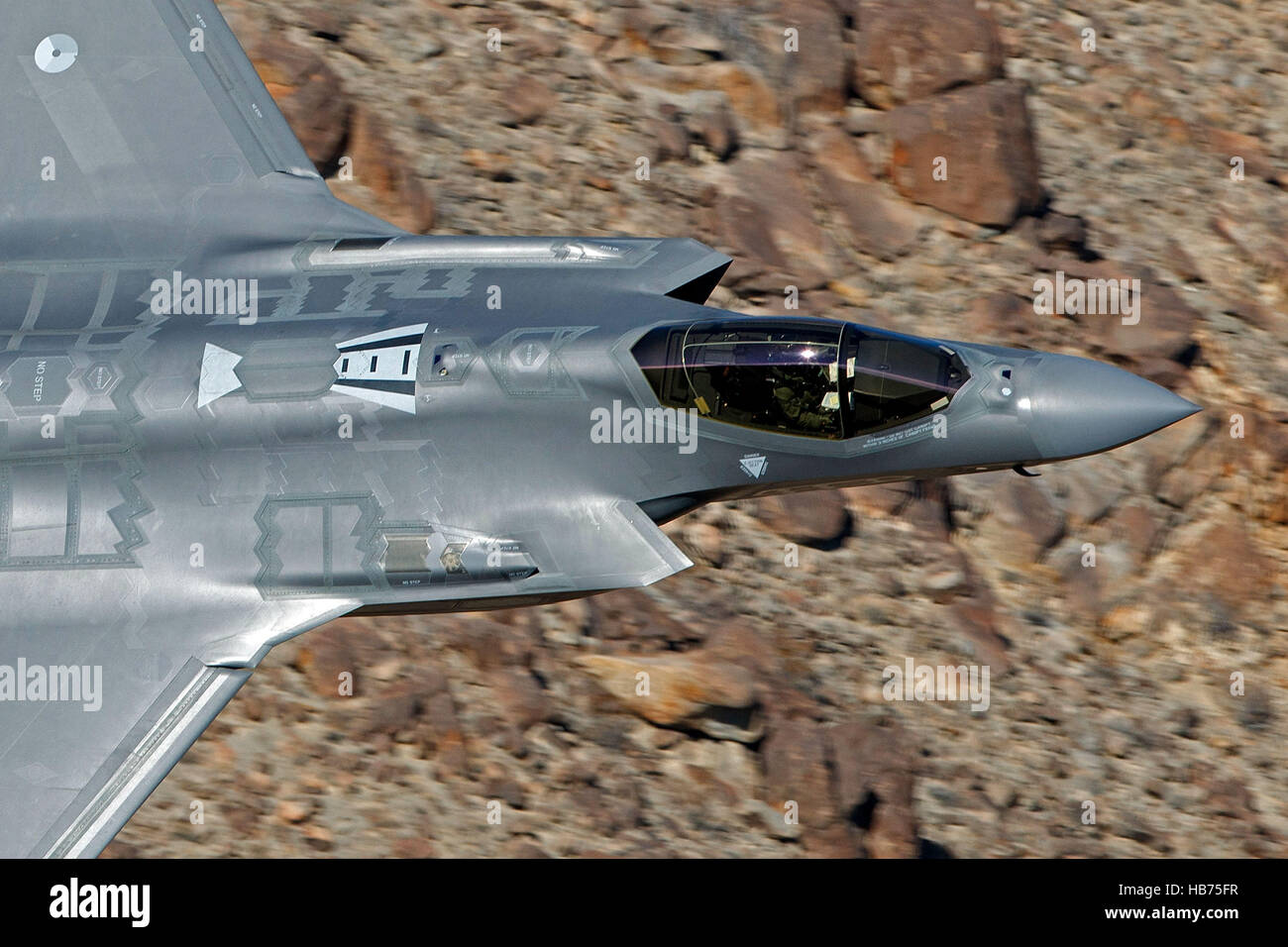 Lockheed Martin F-35un illuminazione II da 323 Squadrone olandese Royal Air Force, vola basso livello attraverso la transizione Jedi, Star Wars Canyon, il Parco Nazionale della Valle della Morte, California, Stati Uniti d'America Foto Stock