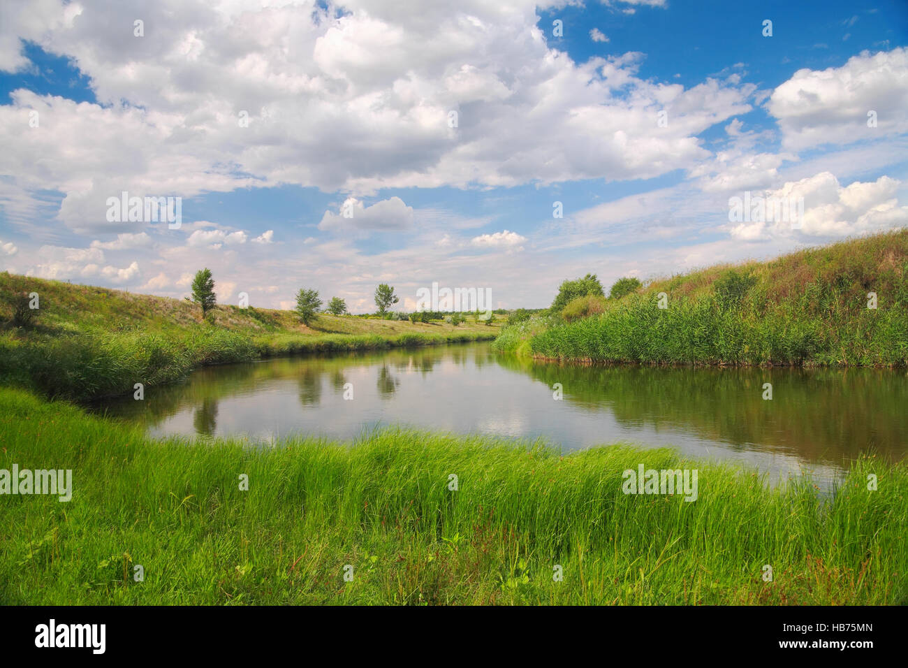 Paesaggio di campagna, river coast contro il cielo con le nuvole Foto Stock