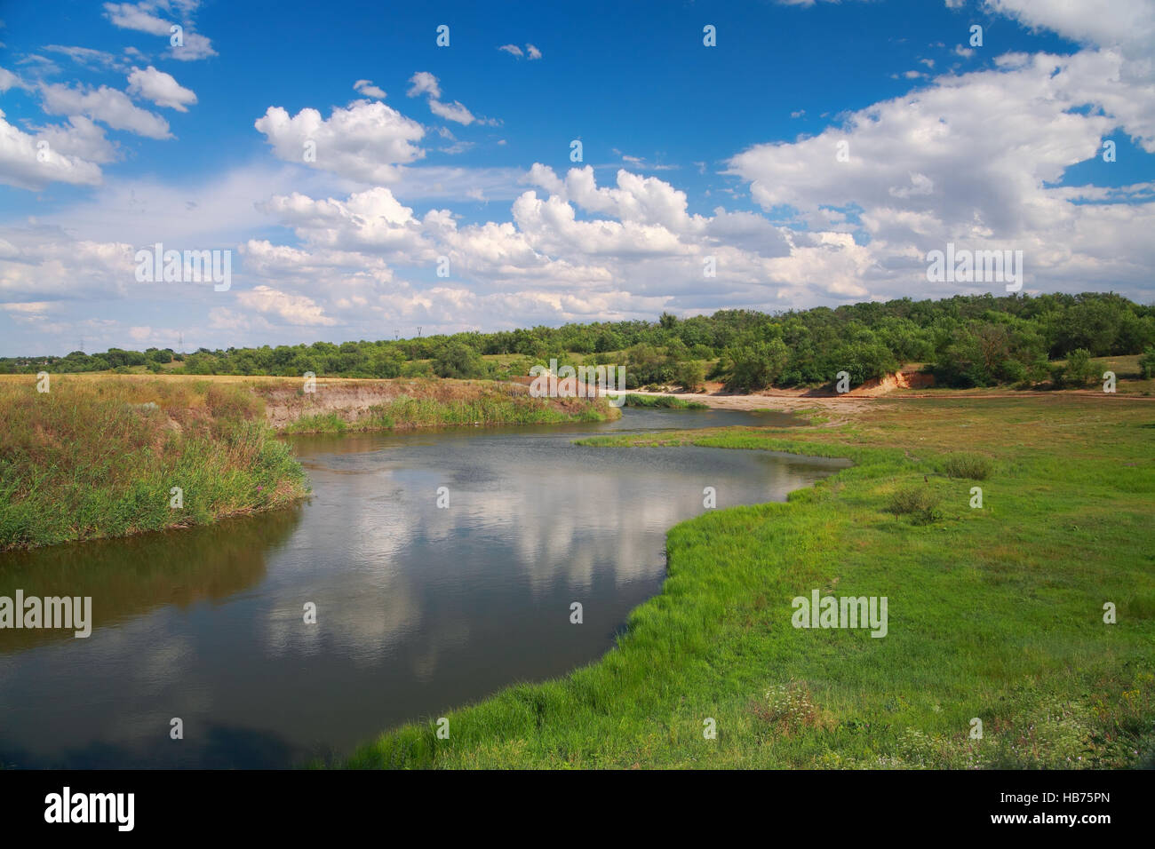 Paesaggio di campagna, river, prato e il cielo con le nuvole Foto Stock