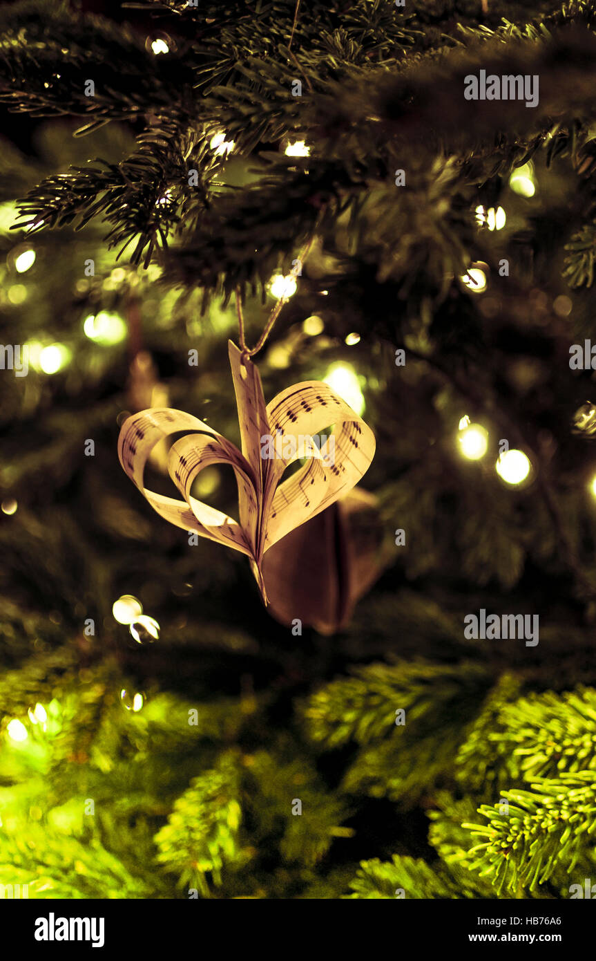 Edwardian artigianale di decorazioni di Natale, cuore su albero di Natale decorazioni di carta, Foto Stock