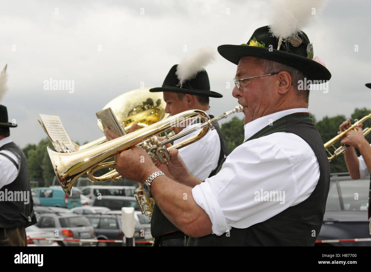 Banda di ottoni in Baviera in abiti tradizionali Foto Stock