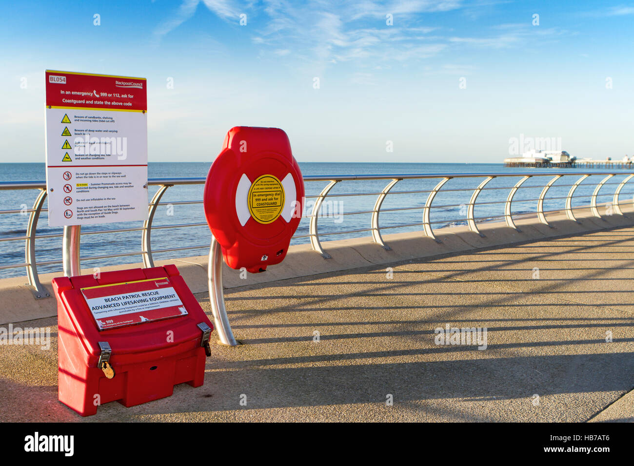 North Pier di Blackpool & vita attrezzature di salvataggio Foto Stock