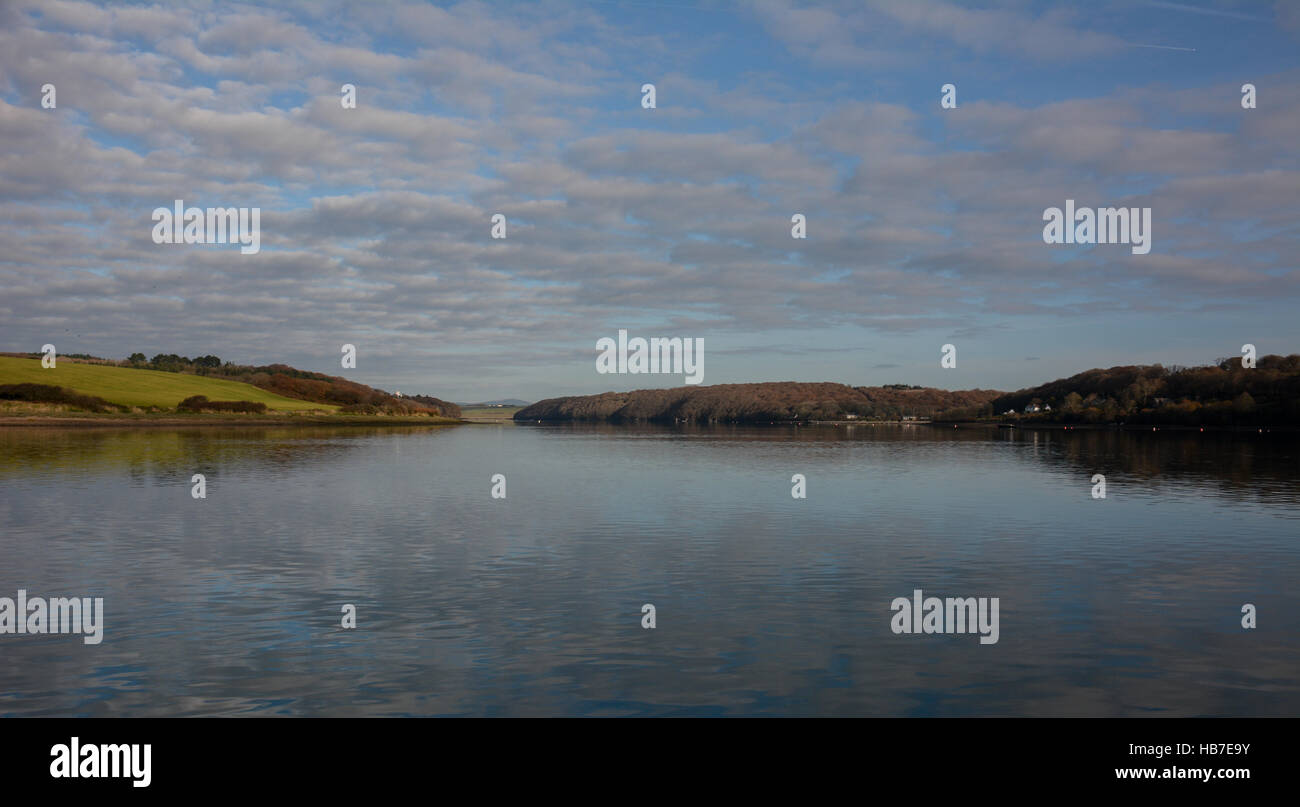 Cleddau superiore a Lawrenny su una calma giorno di novembre con vicino una perfetta riflessioni di un cielo velato nelle calme acque Foto Stock