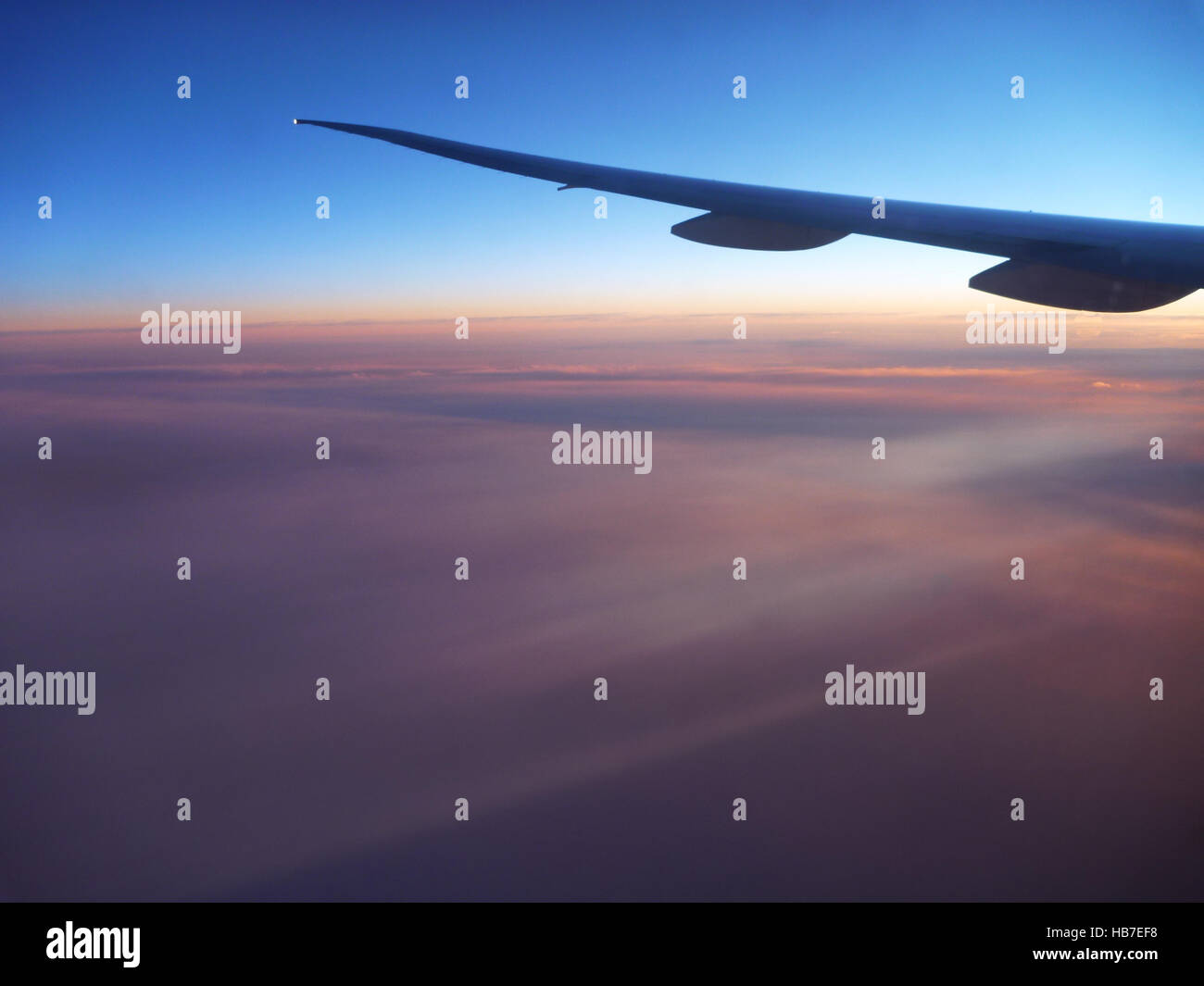 Un insolito tramonto visto guardando verso sud da un aereo in volo da Heathrow a Chicago Foto Stock