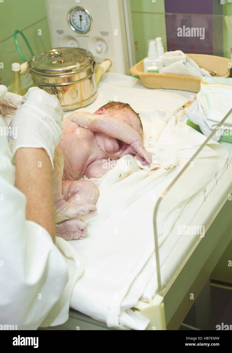 Neonato di essere esaminato dal medico pediatra immediatamente dopo la nascita Foto Stock