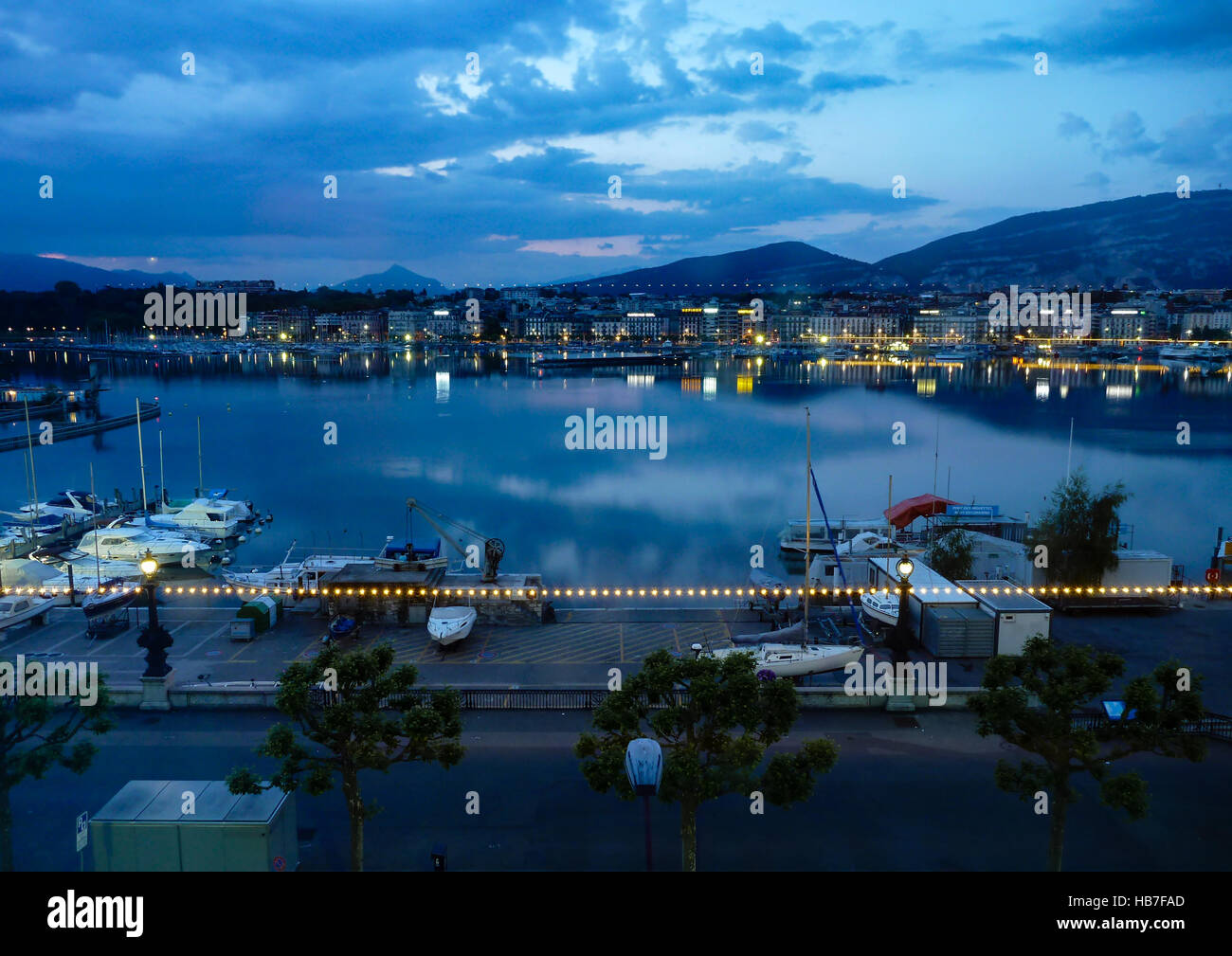 Vista dalla kempinsky hotel sul lago di Ginevra di notte Foto Stock